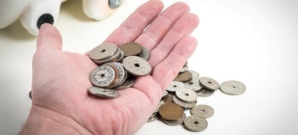 Hånd der holder mønter